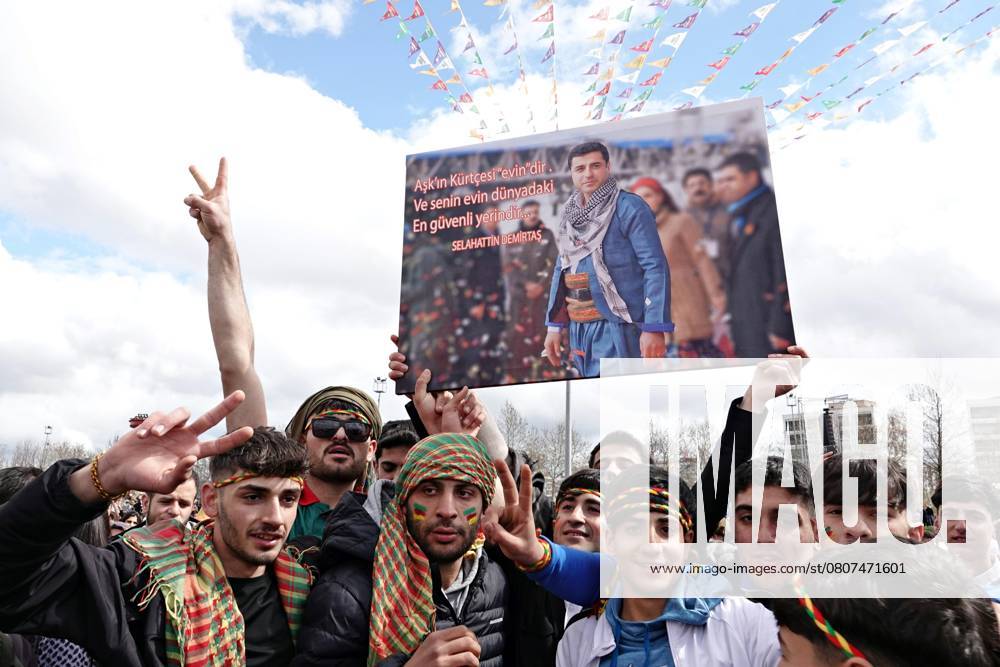 masumsuer's tweet image. In Turkey the DEM Party officially demanded the release of the detained Demirtas and Yuksekdag. Photos on @imago_images @ZUMApress @sopaimages #selahattindemirtas #demparty #kurdishpeace #Diyarbakir #TurkeyWatch #PKK