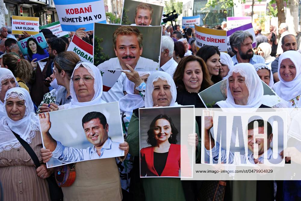 masumsuer's tweet image. In Turkey the DEM Party officially demanded the release of the detained Demirtas and Yuksekdag. Photos on @imago_images @ZUMApress @sopaimages #selahattindemirtas #demparty #kurdishpeace #Diyarbakir #TurkeyWatch #PKK