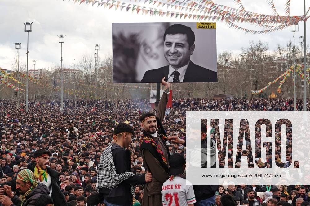 masumsuer's tweet image. In Turkey the DEM Party officially demanded the release of the detained Demirtas and Yuksekdag. Photos on @imago_images @ZUMApress @sopaimages #selahattindemirtas #demparty #kurdishpeace #Diyarbakir #TurkeyWatch #PKK