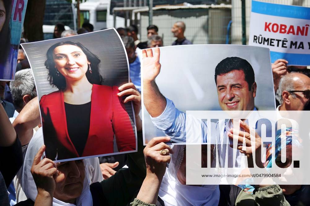 masumsuer's tweet image. In Turkey the DEM Party officially demanded the release of the detained Demirtas and Yuksekdag. Photos on @imago_images @ZUMApress @sopaimages #selahattindemirtas #demparty #kurdishpeace #Diyarbakir #TurkeyWatch #PKK