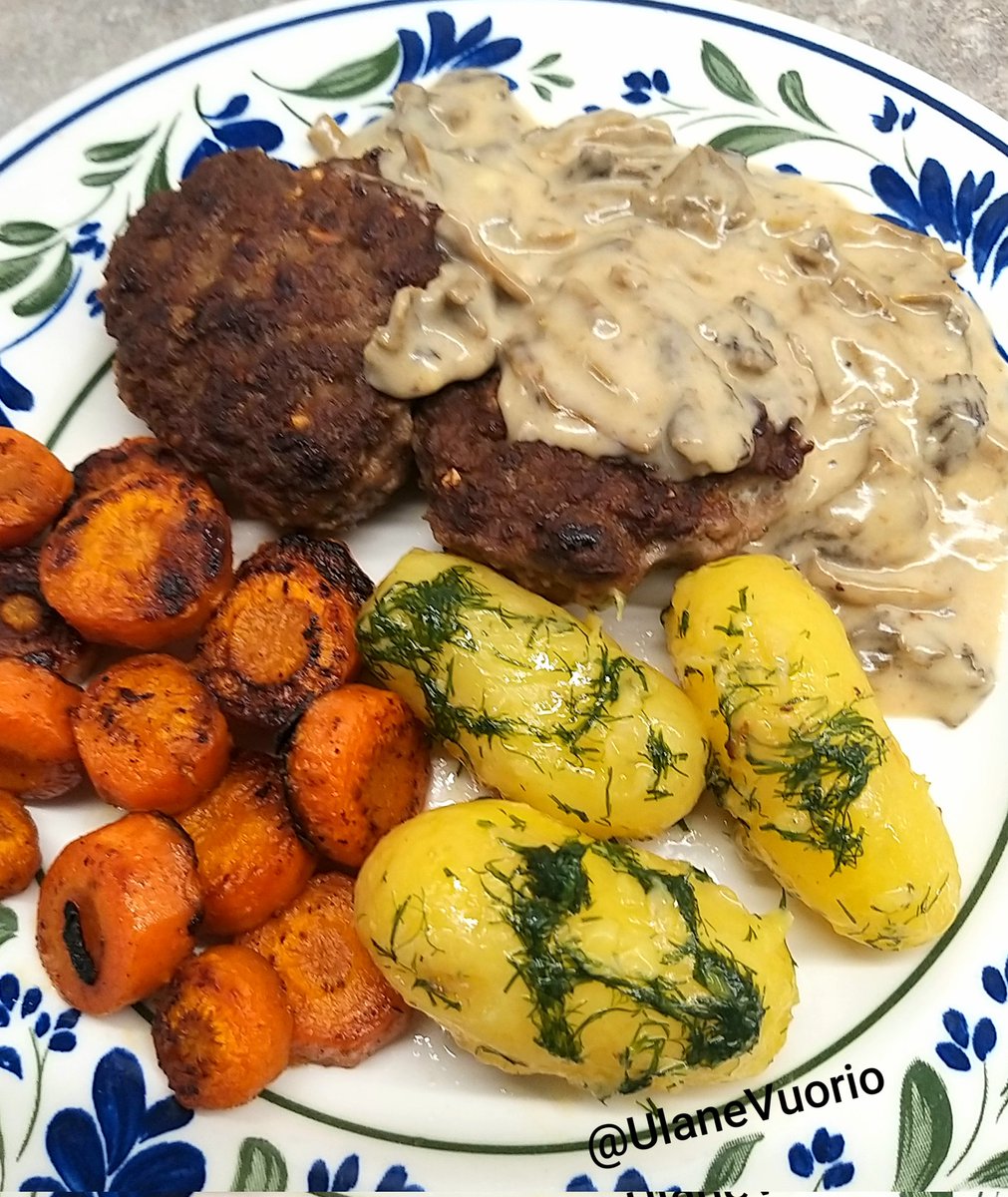 Simple home food today:

Ground Beef Patties, Fingerling Potatoes, Carrots, Mushroom Gravy

I'm probably not the only one who craves food like this from time to time😋