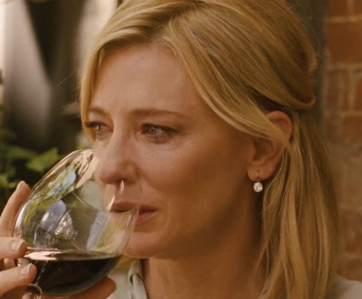 complicada a vida da mulher que tem como sua pior inimiga justo a sua própria mente