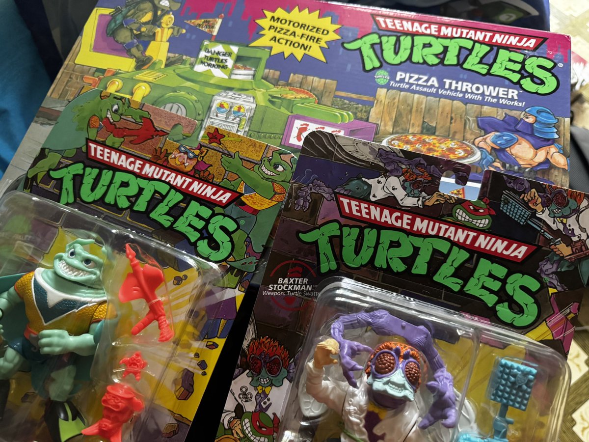 memohiervas's tweet image. Encontré este paquete con estas dos figuras y el vehículo de TMNT por solo mil
Pesos en mercado libre, ya revisé todo, son originales están nuevas, obvio no son vintage son las que sacaron por el 40 aniversario pero wow