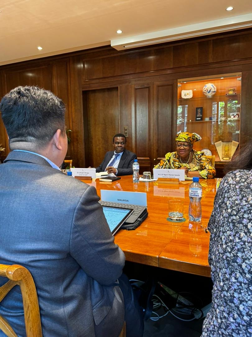 NOIweala's tweet photo. The ASEAN solidarity handshake after Consultation meetings with the ASEAN group of WTO ambassadors, coordinated by HE Ambassador Syahril Ghazali of Malaysia, chair of ASEAN. https://t.co/G2lRwuCNlG