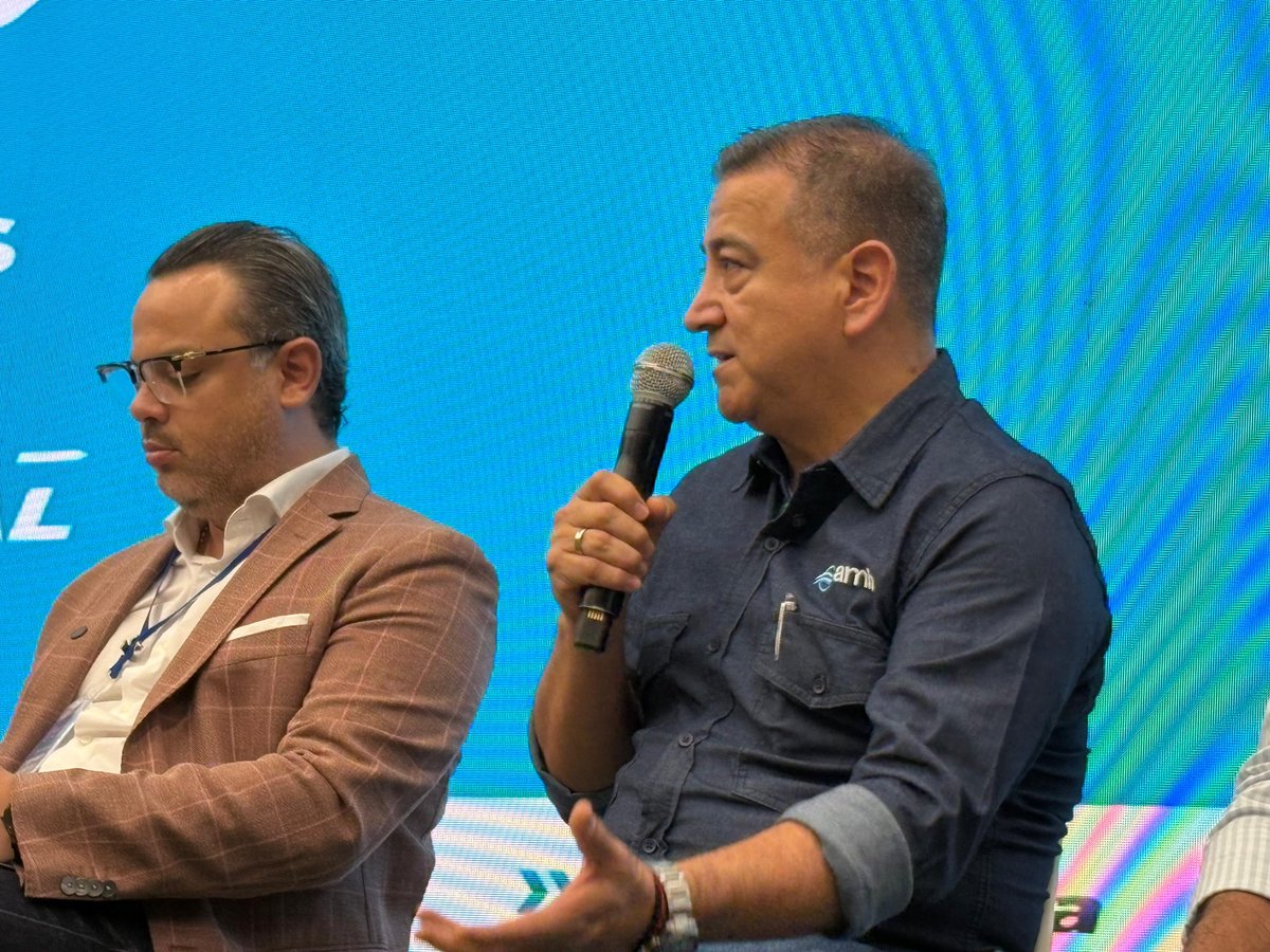acueductobga's tweet photo. 💧“La seguridad hídrica no se improvisa, se planea.” El Gerente Juan Carlos Suárez participó en el panel Gestión del Agua AAA @GobdeSantander @EsantSantander.

🚰 Nuestro Plan de Expansión garantiza agua potable 24/7 por 50 años, suma 121.000 nuevos suscriptores. https://t.co/CrwN9Eohka