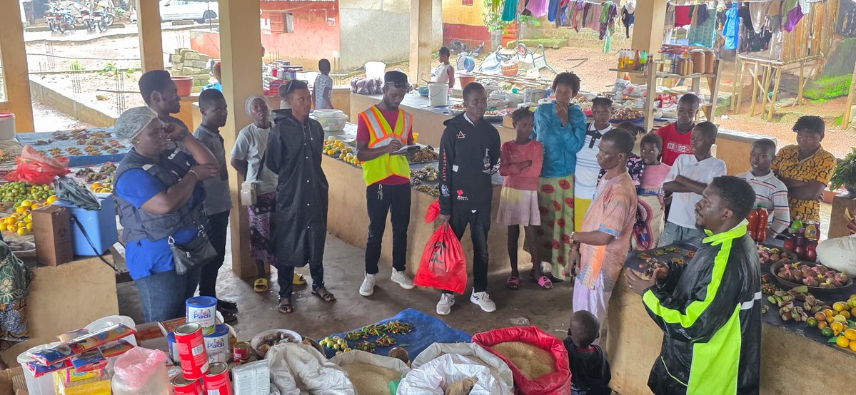 WHOSierraLeone's tweet image. Intensified mpox sensitization is ongoing nationwide. In Bandajuma, WHO teams joined national & district responders to engage shops, markets, pharmacies, & homes—including the pharmacy owner who identified the first case. Community awareness is key to early detection and response