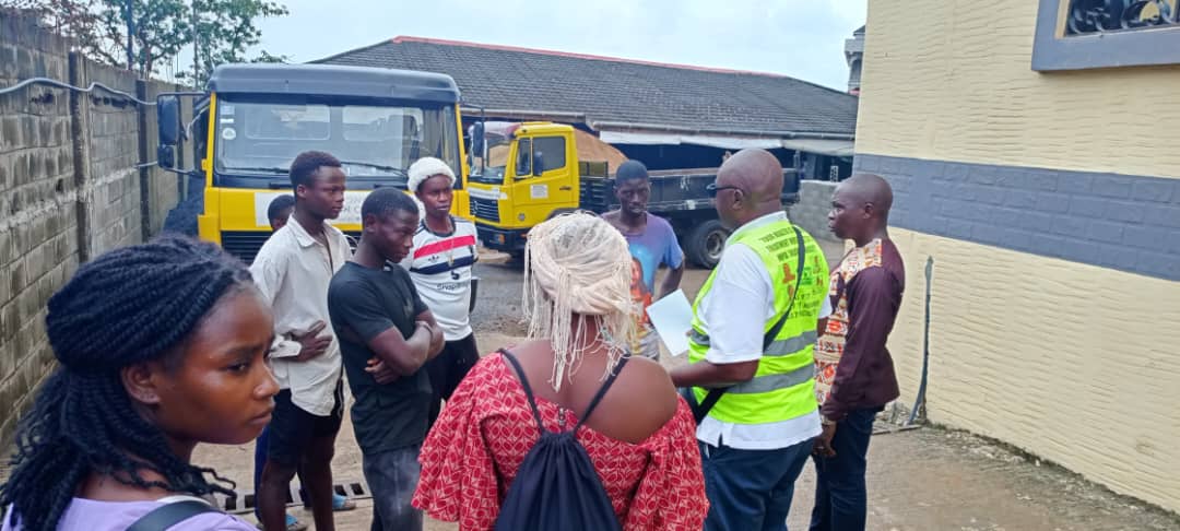 WHOSierraLeone's tweet image. Intensified mpox sensitization is ongoing nationwide. In Bandajuma, WHO teams joined national & district responders to engage shops, markets, pharmacies, & homes—including the pharmacy owner who identified the first case. Community awareness is key to early detection and response