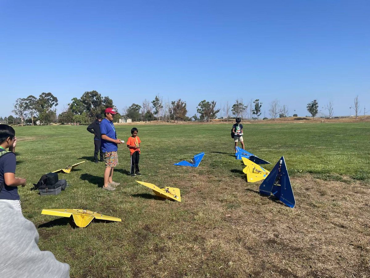 CP_Mentorship's tweet image. Here are the campers getting their remote control airplanes ready to fly—learning, building, and taking flight! ✈️💨
#STEMCamp #RemoteControlFun #FuturePilots #HandsOnLearning #SummerCampVibes