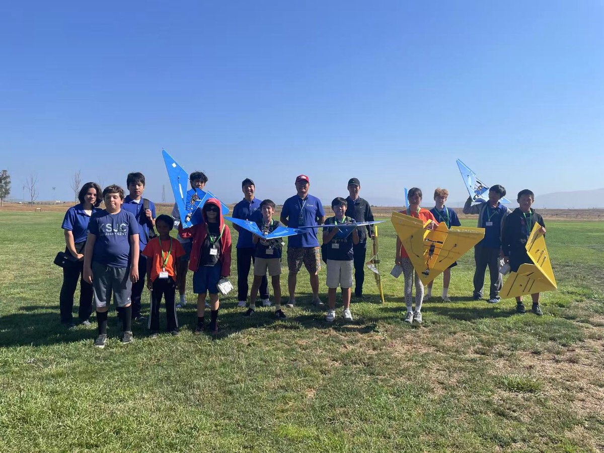 CP_Mentorship's tweet image. Here are the campers getting their remote control airplanes ready to fly—learning, building, and taking flight! ✈️💨
#STEMCamp #RemoteControlFun #FuturePilots #HandsOnLearning #SummerCampVibes