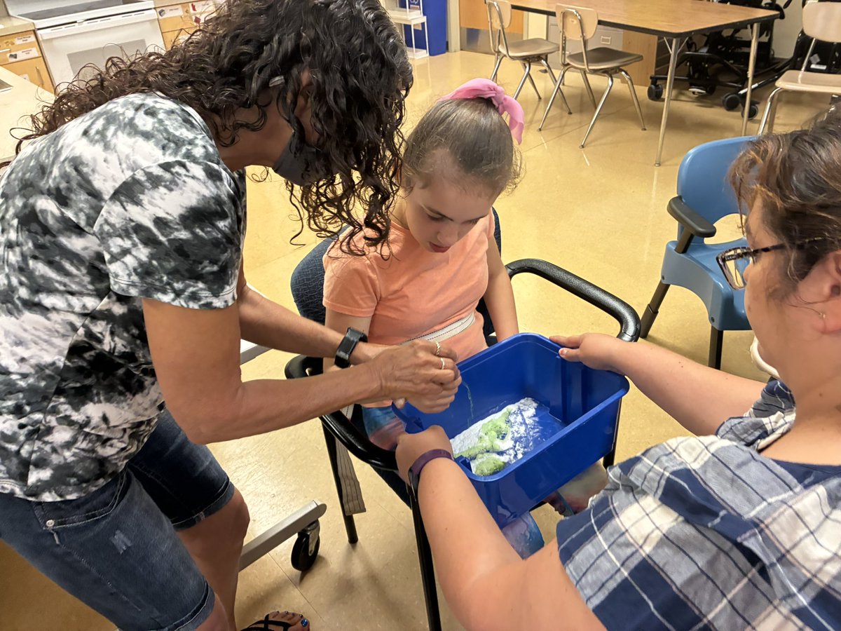 Longviewlion's tweet image. Finished up a great first week of summer learning with some milk fireworks! Great job @A_Leizear for leading the fun! #handsonlearning @MCPS