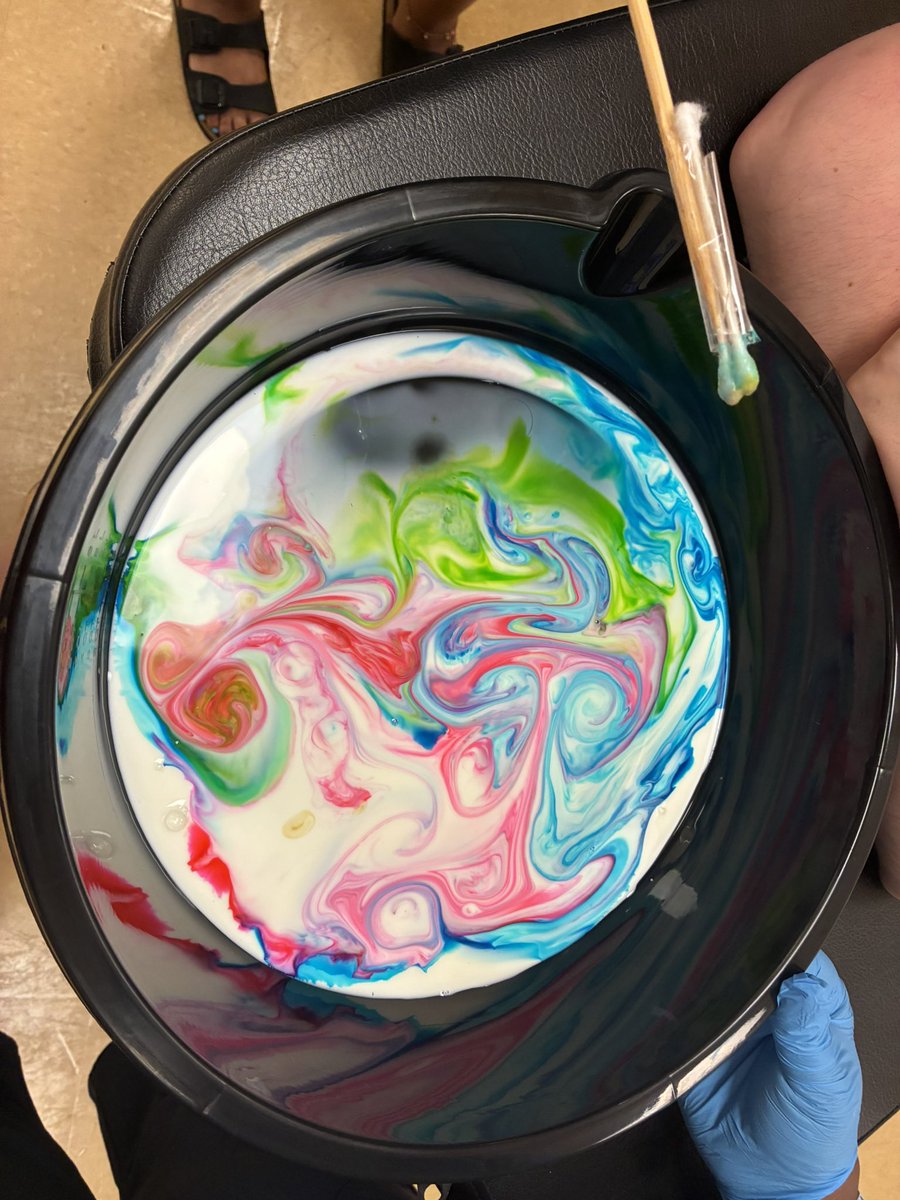 Longviewlion's tweet image. Finished up a great first week of summer learning with some milk fireworks! Great job @A_Leizear for leading the fun! #handsonlearning @MCPS