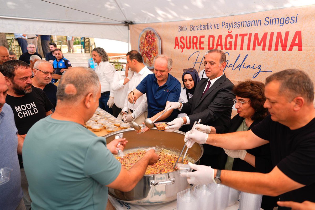 Toplumsal dayanışmanın,paylaşmanın ve bereketin  simgesi olan aşuremizi  

📌 Paşaköy Cami çıkışında  
 
komşularımızla paylaşarak bu anlamlı geleneği birlikte yaşattık. 

Aşuremiz hayırlı, sofralarımız bereketli olsun.