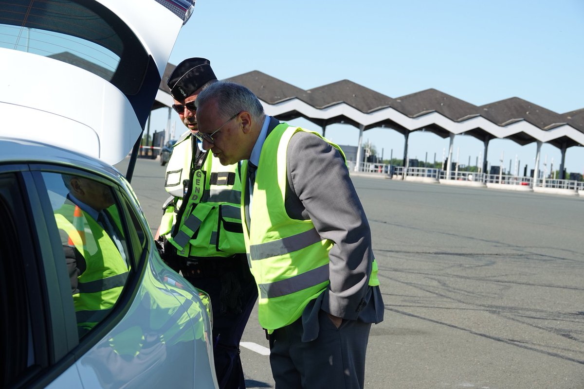 Prefet49's tweet image. ⚠️🚗 #Sécuritéroutière | Ce 11 juillet, le Préfet a participé, aux côtés de la Colonel Virginie GIUDICI, @Gendarmerie_049, à un contrôle routier au péage de Corzé
26 personnes ont déjà perdu la vie sur les routes du département depuis le début de l'année
⚠️ Prudence au volant !
