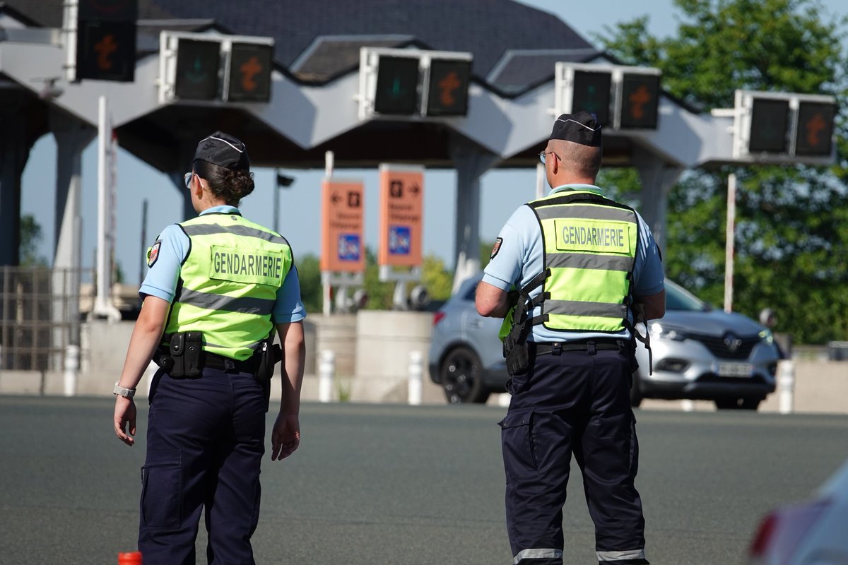 Prefet49's tweet image. ⚠️🚗 #Sécuritéroutière | Ce 11 juillet, le Préfet a participé, aux côtés de la Colonel Virginie GIUDICI, @Gendarmerie_049, à un contrôle routier au péage de Corzé
26 personnes ont déjà perdu la vie sur les routes du département depuis le début de l'année
⚠️ Prudence au volant !