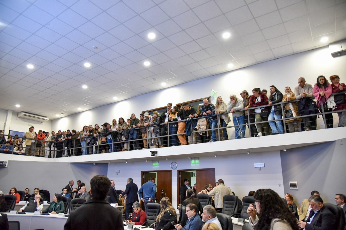 🟡El intendente de Canelones, Francisco Legnani, participó de la ceremonia de inicio de legislatura de la Junta Departamental para el período 2025-2030.

Con la Sala de Sesiones llena, el intendente Legnani dio su primer discurso como jerarca ante el órgano. En él celebró la