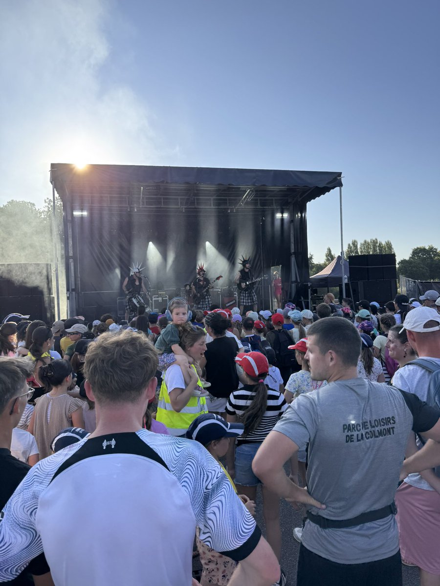 yfavennec's tweet image. Au festid’Al à Gorron, un festival de musiques à taille humaine, au cœur de notre ruralité. Ces rendez vous de l’Eté sont indispensables, car ils sont un vecteur de lien social, de diffusion culturelle et d’attractivité de nos territoires. 
Merci 🙏 à tous les bénévoles !