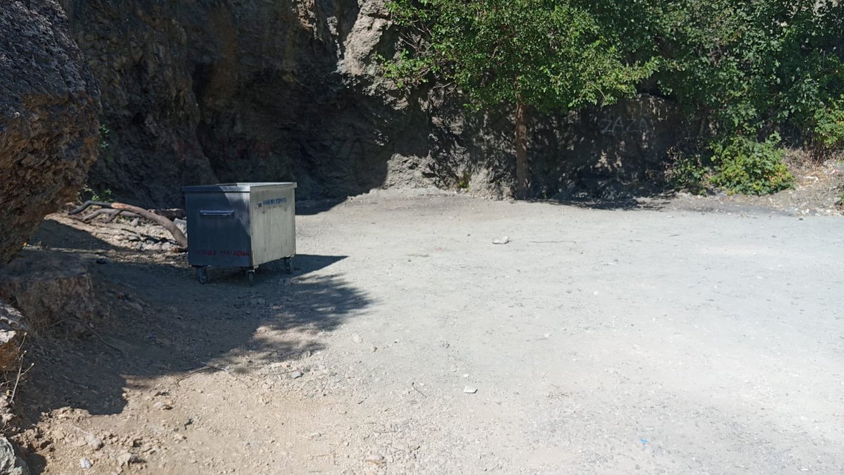 Belediyemiz temizlik ekipleri Aynkebir Seren’de kapsamlı bir çevre temizliği çalışması gerçekleştirdi. Yurttaşlarımızdan alanı kullandıktan sonra çöplerini toplayarak çevreyi temiz tutmaları rica olunur. Doğamıza sahip çıkalım, temiz tutmak hepimizin ortak sorumluluğudur.