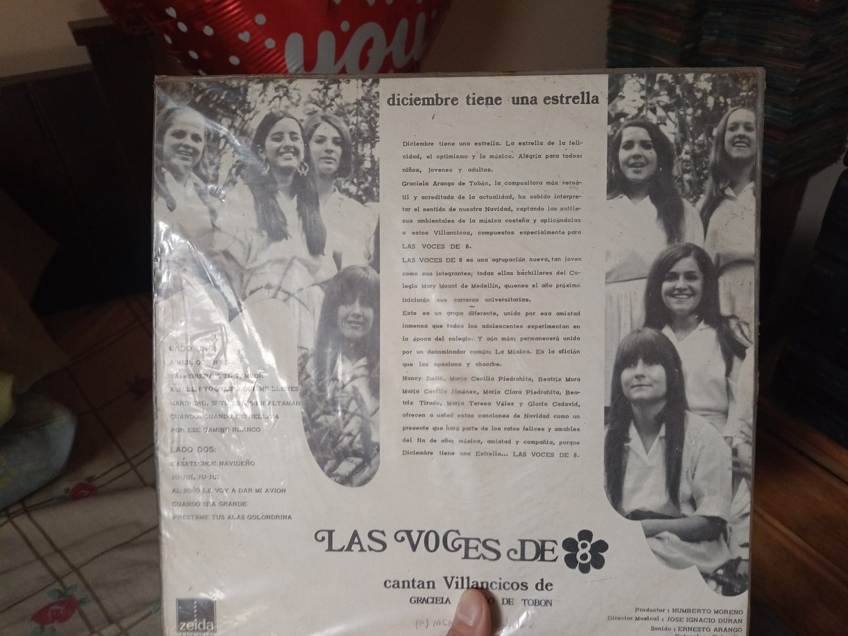 wilmar_raigosa's tweet image. #mujeresquecantanlindo y estas hermosas chicas de 16 y 17 años que se hacen llamar &quot;Las Voces de Ocho&quot;, graban para #codiscos un curioso álbum de villancicos titulado &quot;Diciembre tiene una estrella&quot; a finales de 1969
Más descripciones en los ALT de las fotos