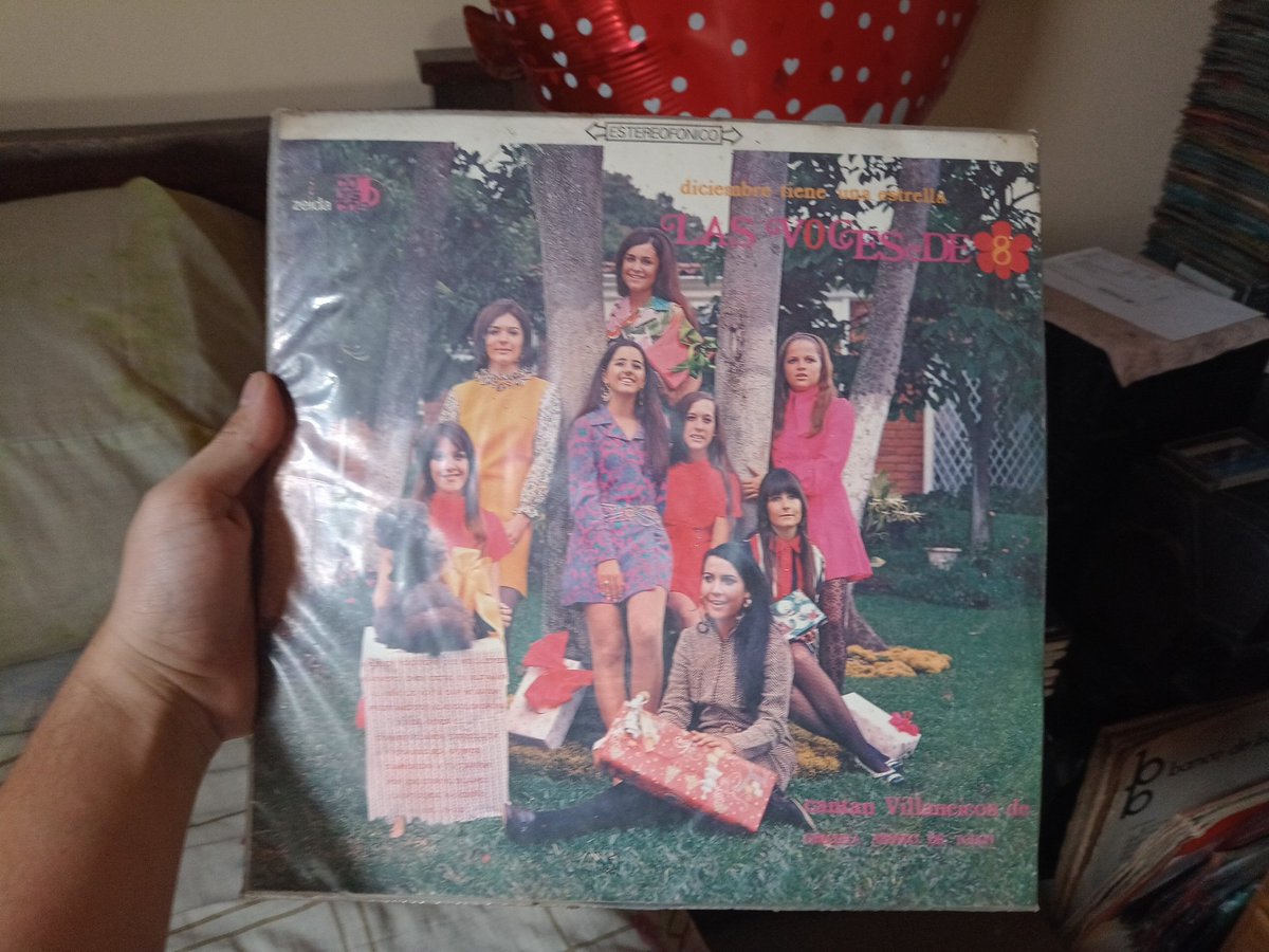 wilmar_raigosa's tweet image. #mujeresquecantanlindo y estas hermosas chicas de 16 y 17 años que se hacen llamar &quot;Las Voces de Ocho&quot;, graban para #codiscos un curioso álbum de villancicos titulado &quot;Diciembre tiene una estrella&quot; a finales de 1969
Más descripciones en los ALT de las fotos