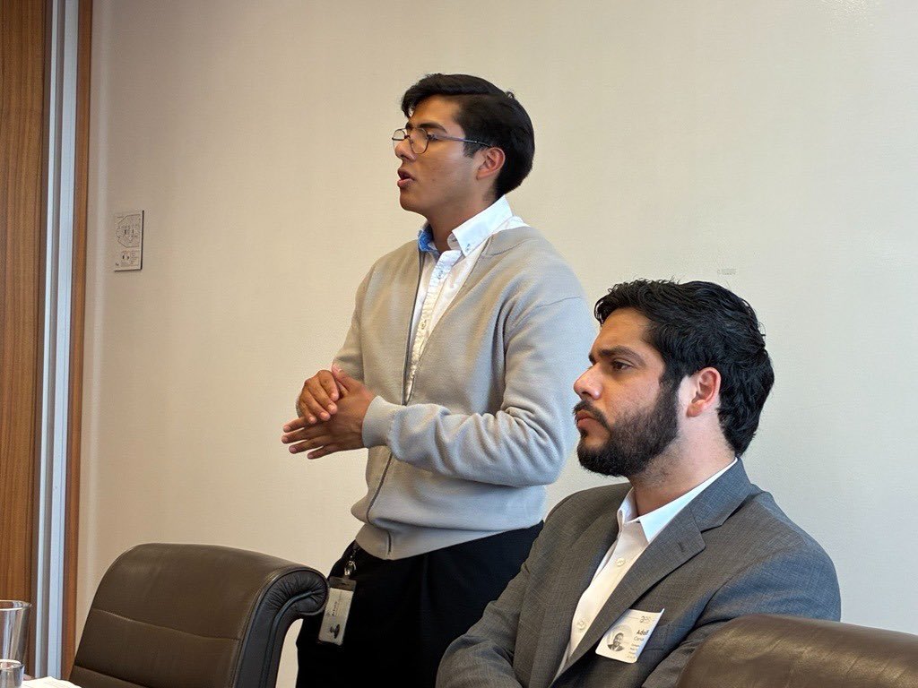 USMexicoFound's tweet image. #200s | 🎓 Arturo Valencia delivered his final presentation at @TheAESCorp after his 3-month internship! He supported solar project analysis with the PS team and built a corporate impact dashboard with CAI. He also reflected on U.S. work culture and its impact on his growth. 🌎⚡