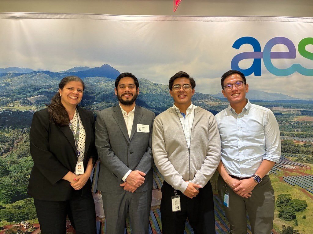 USMexicoFound's tweet image. #200s | 🎓 Arturo Valencia delivered his final presentation at @TheAESCorp after his 3-month internship! He supported solar project analysis with the PS team and built a corporate impact dashboard with CAI. He also reflected on U.S. work culture and its impact on his growth. 🌎⚡