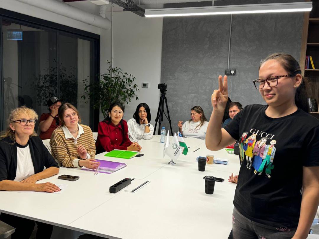 تم اختياري من قبل الاتحاد أوزبكستان الرياضي لعمل اختبار لعدد من الاشخاص تم اجتيازهم دورة لغة الاشارة الخاصه بالاتحاد الدولي للصم.
المستوي الثاني لغة الاشارة الدولية.