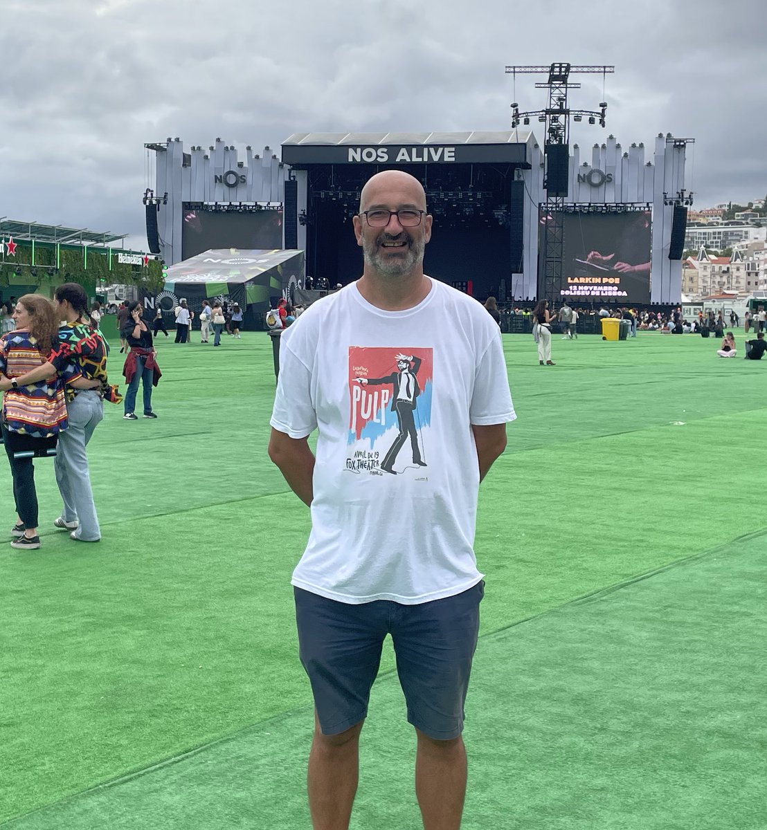 Após o cancelamento do Sam Fender, a única forma que o <a href="/NOS_Alive/">NOS Alive</a> Alive tinha de salvar o dia 2 era ter convidado os <a href="/welovepulp/">Pulp</a> ! Eu ainda acreditei!

Quem ficou a ganhar? 

Nós que após um fantastico dia 1, podemos circular livremente e sem confusão neste espaço!