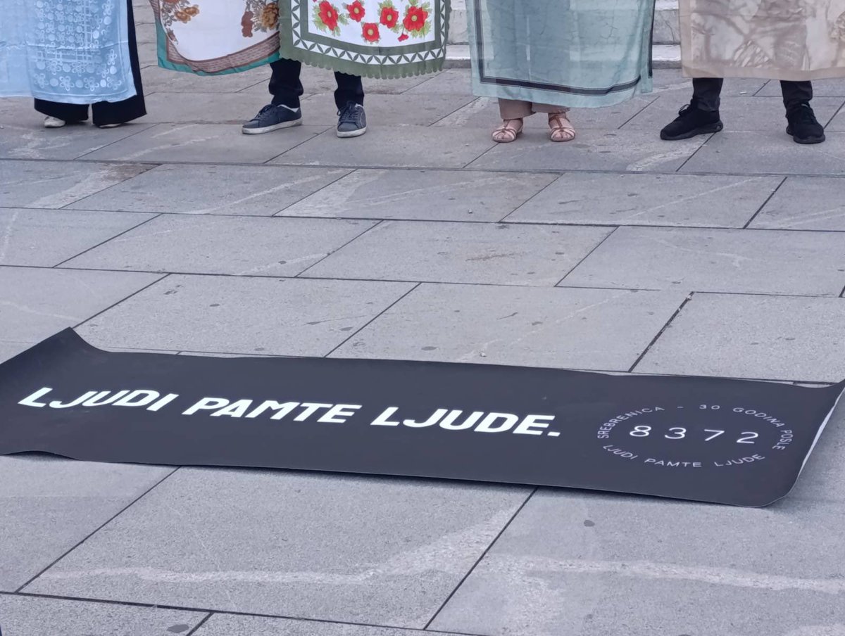 I večeras - naši poslanici, odbornici i aktivisti, na skupu solidarnosti i sećanja na žrtve genocida u Srebrenici - u Beogradu, u organizaciji “Inicijative mladih za ljudska prava” i “Pro Peace”. 

Upalili smo sveće nakon aktivističkog performansa “Majčina marama”. Uz pomoć