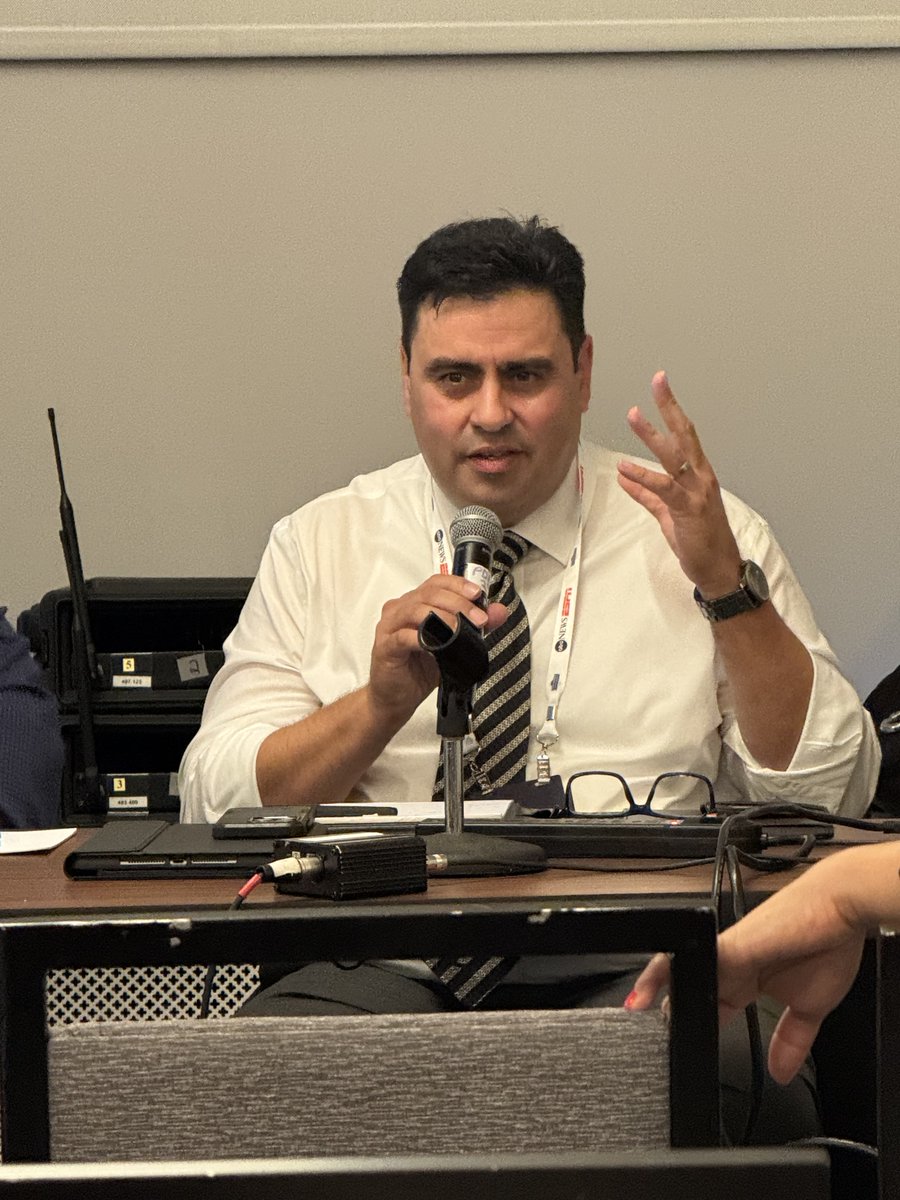 RJConsults's tweet image. Boomers, Gen X-ers + Millennials get flustered by terms like "content creators." @Sr_Noticias of @abcactionnews + @NAHJTAMPABAY said that means "storytellers." How people are getting news has changed significantly, and we have to adapt to the platforms people are using. @NAHJ