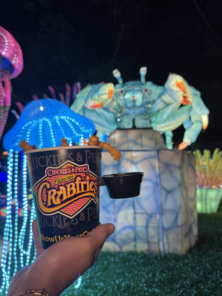 Chickie’s &amp; Pete’s is serving up their iconic Crabfries right here at the festival — the perfect salty, snackable side to all that glow.

🍟 Find them near the food court
🎟 Tickets in bio

#FranklinSquare #ChineseLanternFestivalPHL #Crabfries #PhillyEats #LanternSnacks