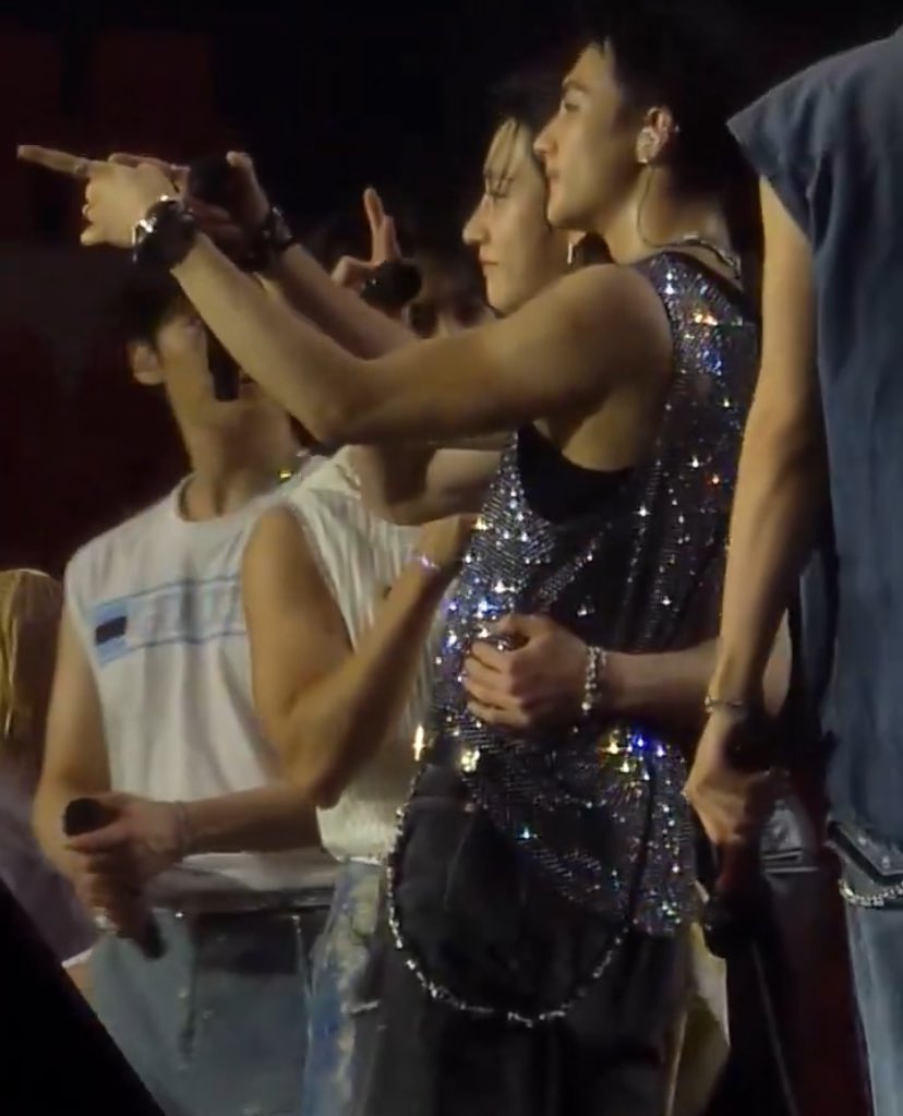 witch1vy's tweet image. THE  WAIST GRAB??