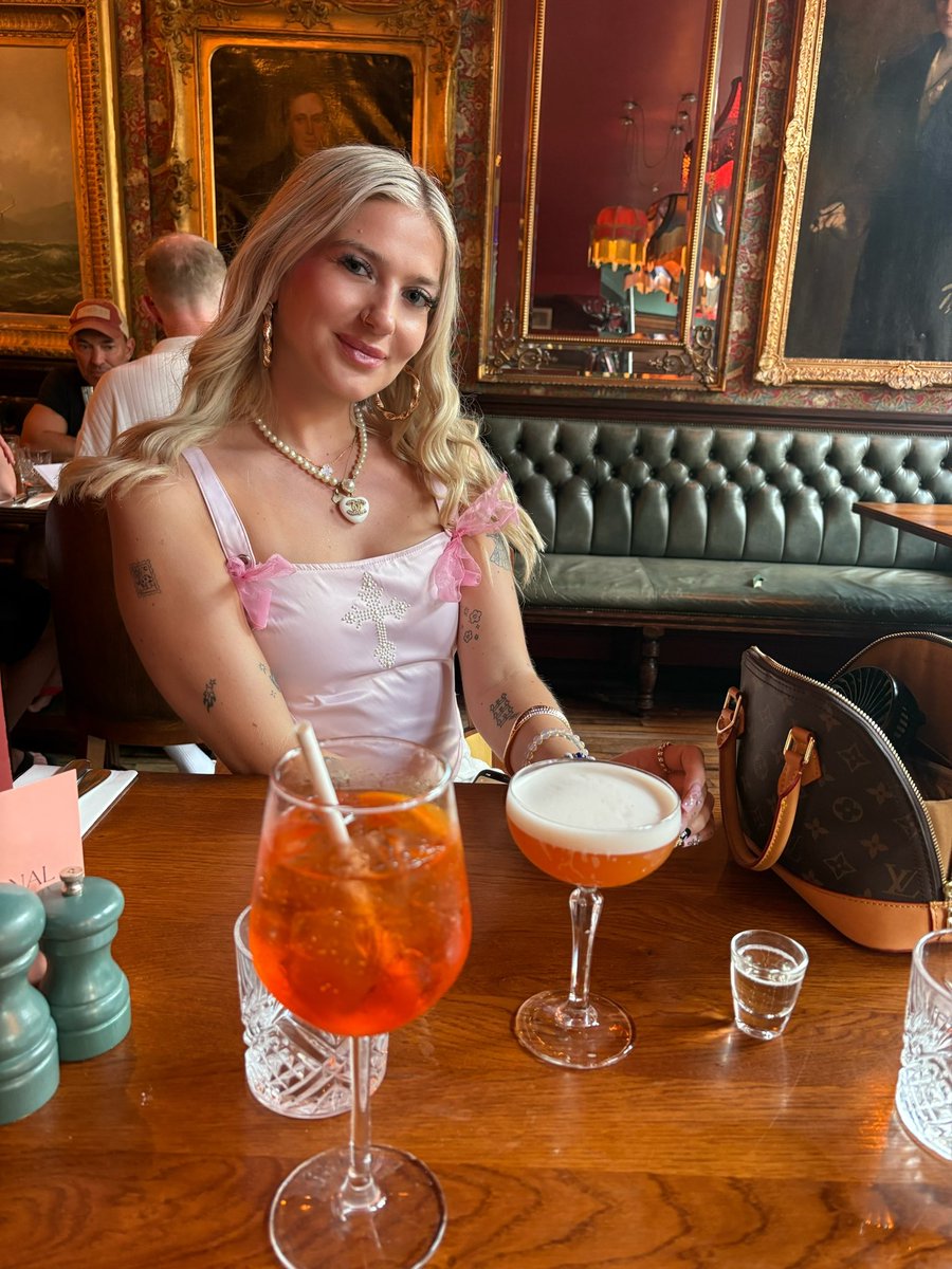 dinner date with my gal 🤍 you would fall to the floor if you saw us in real life 😏 <a href="/raspberryyrose/">♡ raspberry rose ♡</a>