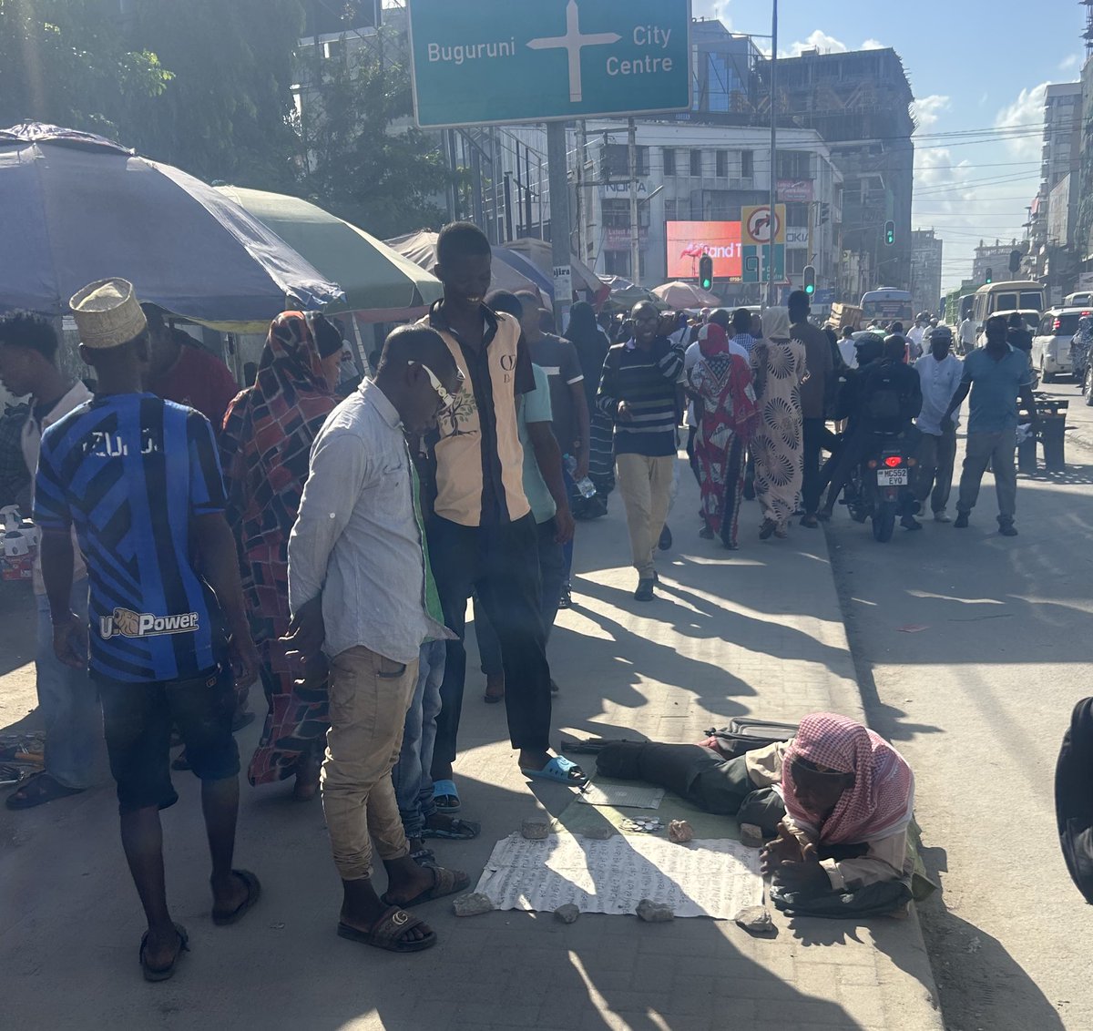 Ukiwa Mgeni wa Dizimu,,unaweza fikiri hao jamaa waliosimama hawafahamiani na huyo bwana aliye chini hapo.