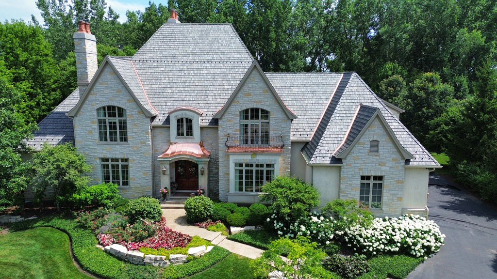 This spectacular Brava Composite Cedar Shakes Roof that we installed in Hawthorn Woods features tiles that emulate organic Cedar. The tile color is called Canyon Gray. Great job Team!💯👷‍♂️✅

#ShakeGuys #roofing #Barringtonil #LakeForestil #HawthornWoodsil