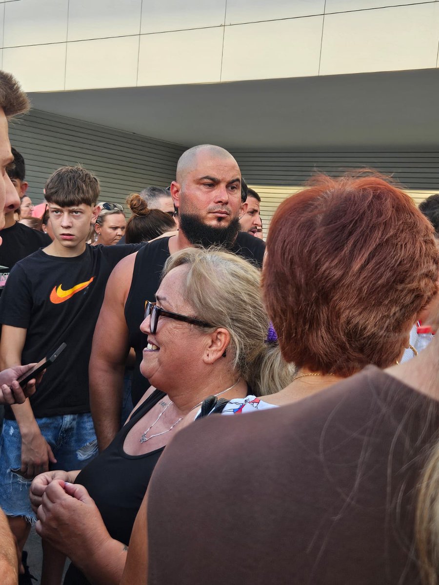 🔴"Marroquí sentimiento pachequero". 

Vecinos de Torre Pacheco se concentran pacíficamente ante el Ayuntamiento. Familias hispano-marroquíes llevan pancartas que han recibido aplausos. El pueblo, unido. 

Los "desokupados" han estado presentes pero han pinchado en hueso.