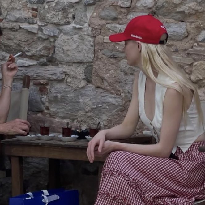 directedbyzey's tweet photo. sıkıntıdan içtiğimiz çay sayısı https://t.co/HINlidii2k