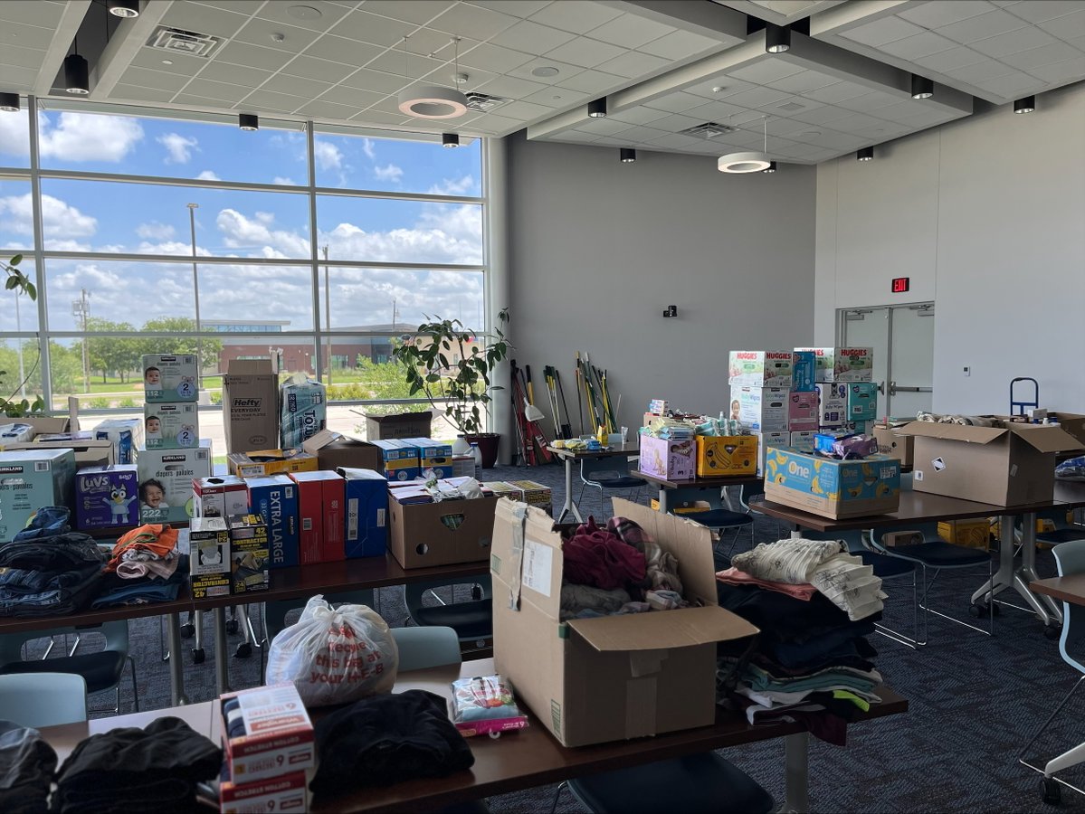 fortworthpd's tweet image. Donations continue to pour in for those recovering from the Central Texas floods! Staff at the Fort Worth Police South Division (3501 W. Risinger Rd.) is available to accept goods until 6 p.m. tonight (July 11) and from 1-5 p.m. tomorrow (July 12). These are the only items the…