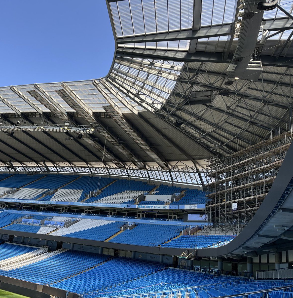 Uma nova atualização sobre as obras em andamento no Etihad Stadium antes da temporada 2025/26.

Um novo telão está sendo instalado na South Stand — maior do que os dois telões atuais. Segundo membros da equipe do #ManCity, não há planos para um quarto telão no canto restante do