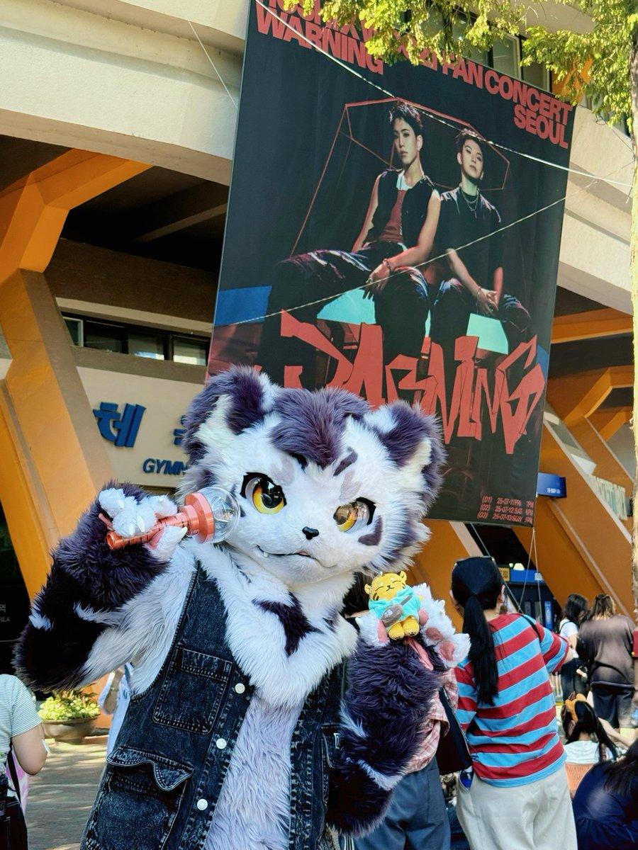 FurryGintan's tweet image. 한국에서 호시와 우지의 콘서트를 봤어요!! 오늘의 퍼스트 클래스도 여러분 제 콘서트에 꼭 와주세요 ㅎㅎ
I watched Hoshi and Woozi’s concert in Korea!! Everyone from today’s *Furst Class*, please come to Gintan’s concert too, hhh!