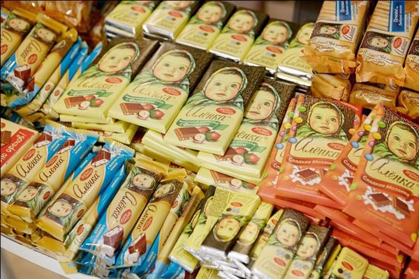 EmbRusCuba's tweet image. 🍫🇷🇺 Hoy en algunos países se celebra el #DíaDelChocolate.
Alionka, una de las marcas rusas más conocidas de la industria chocolatera de nuestro país, se elabora desde al año 1965. ¡Su sabor único del chocolate ruso más refinado no deja indiferente a nadie!