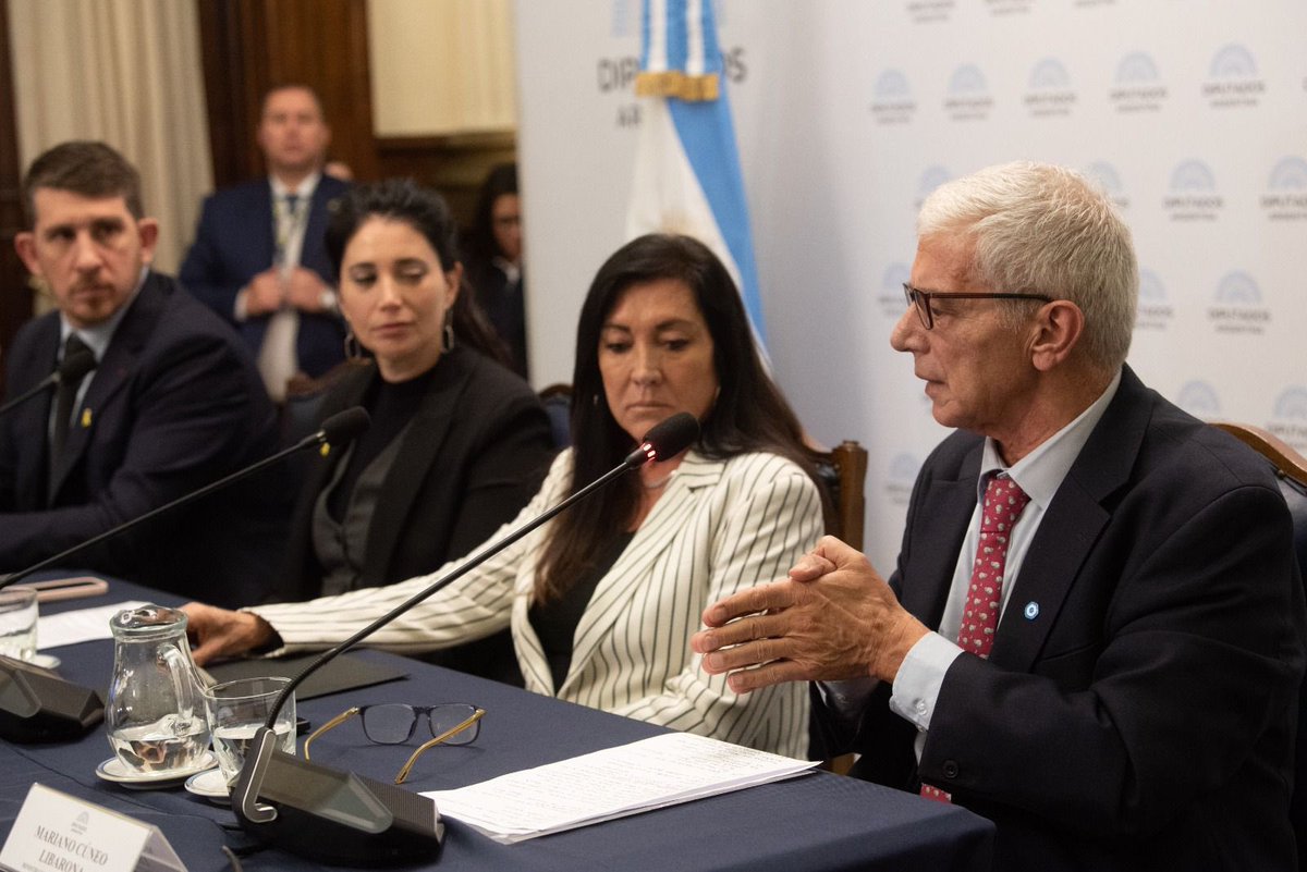m_cuneolibarona's tweet image. El ataque a la AMIA constituye uno de los atentados terroristas más graves de nuestra historia. Durante más de 30 años, la causa que lo investiga superó las 400.000 hojas, pero nunca se obtuvieron resultados concretos.
Ahora, gracias a la Ley de Juicio en Ausencia que…