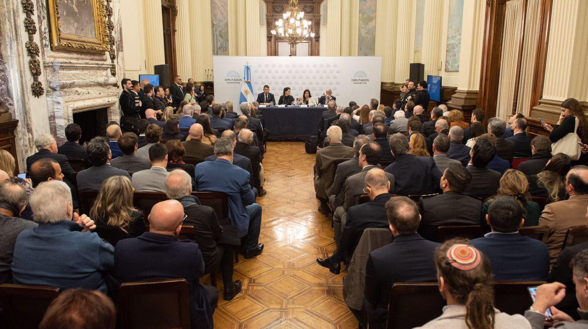 m_cuneolibarona's tweet image. El ataque a la AMIA constituye uno de los atentados terroristas más graves de nuestra historia. Durante más de 30 años, la causa que lo investiga superó las 400.000 hojas, pero nunca se obtuvieron resultados concretos.
Ahora, gracias a la Ley de Juicio en Ausencia que…