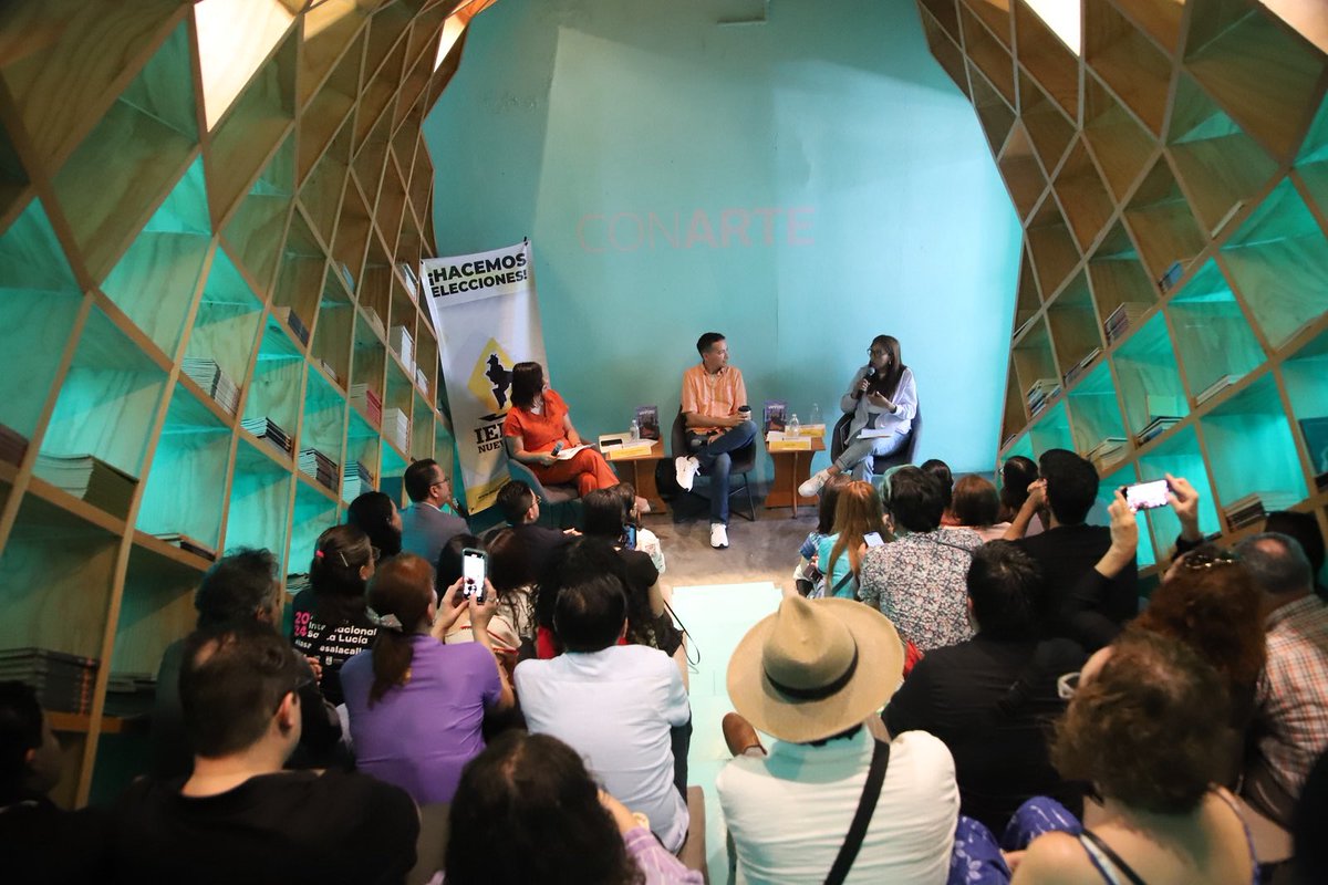 Alejandra_E_Q's tweet photo. 📖🐶El día de ayer tuve la oportunidad de moderar la presentación del libro Vamperro, una linda historia de Carlos Calles que pertenece a la colección infantil del @ieepcnl de libros de la Anacahuita. El evento tuvo lugar en la hermosa biblioteca de @conartenl  y la presentación de la obra estuvo a cargo de su autor y de Xochitl Jasso.