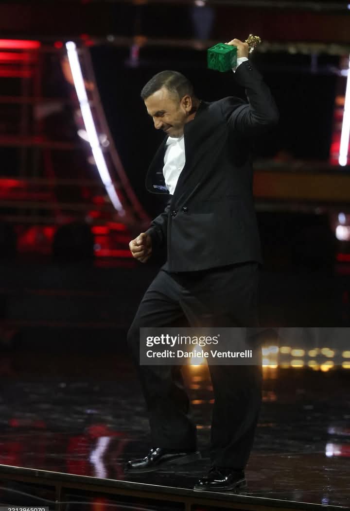 francesco2di's tweet photo. Questa immagine mi ricorda di apprezzare sempre chi mi sostiene. È davvero una benedizione sapere che ci sono persone là fuori che mi amano. E vi esorto tutti a mostrare amore non solo alla famiglia e agli amici, ma anche a perfetti sconosciuti.
 LASCIATE CHE L'AMORE GUIDI ❤️❤️ https://t.co/pHxb45c9vC
