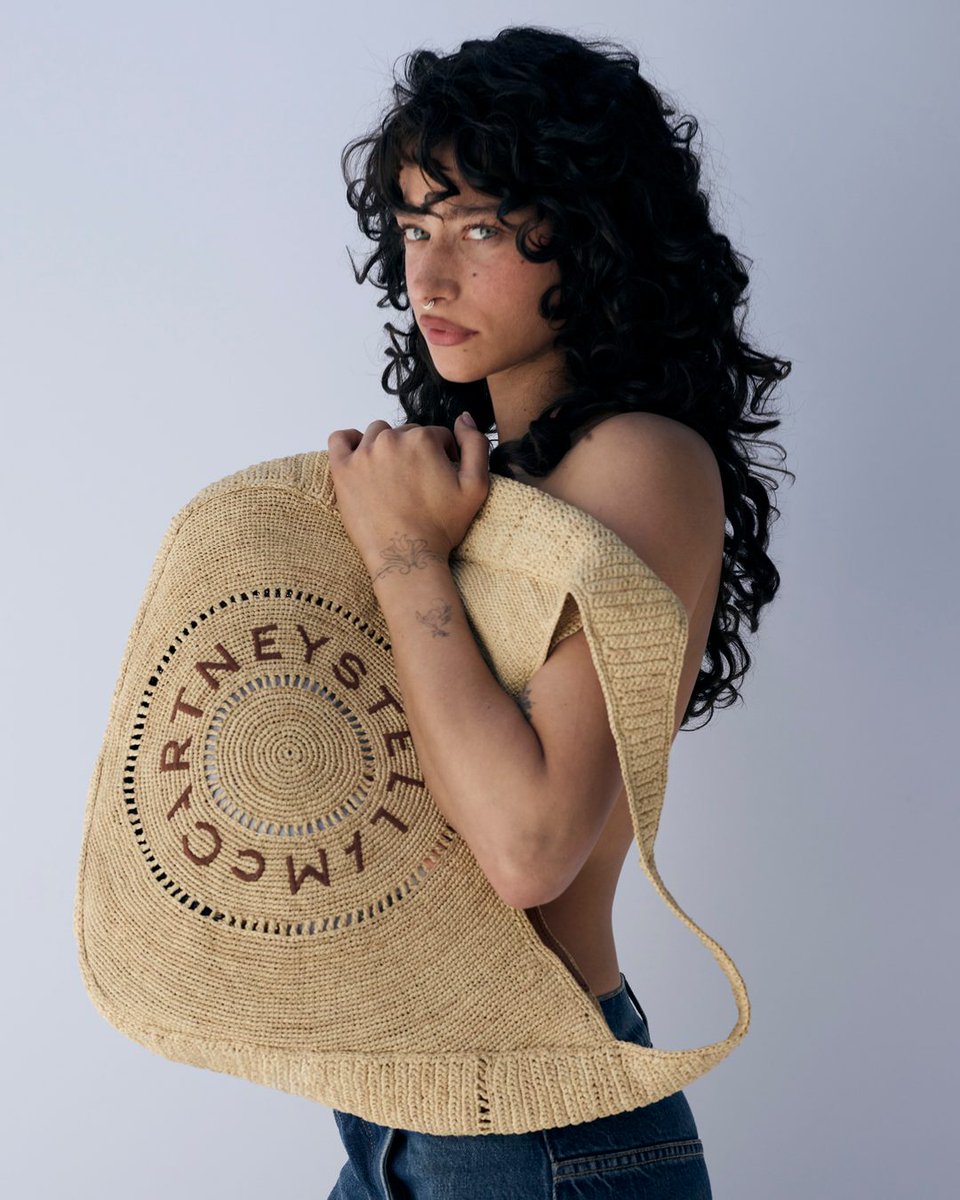 StellaMcCartney's tweet image. SUMMER OF LOVE: @OdessaAzion with the responsibly sourced raffia Logo bag, shot in LA.
Shop the #SummerofLove capsule in-store and at stella-mccartney.visitlink.me/otoZi1
#StellaMcCartney #OdessaAzion