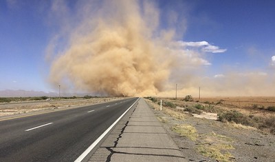 ArizonaDOT's tweet photo. With monsoon season underway, we want to remind drivers that the best thing to do if you see a dust storm approaching is not drive into it. If you're unable to exit the highway before a dust storm hits, follow the Pull Aside, Stay Alive safety tips. https://t.co/UthBXcmLXp https://t.co/XyxjfV6fii