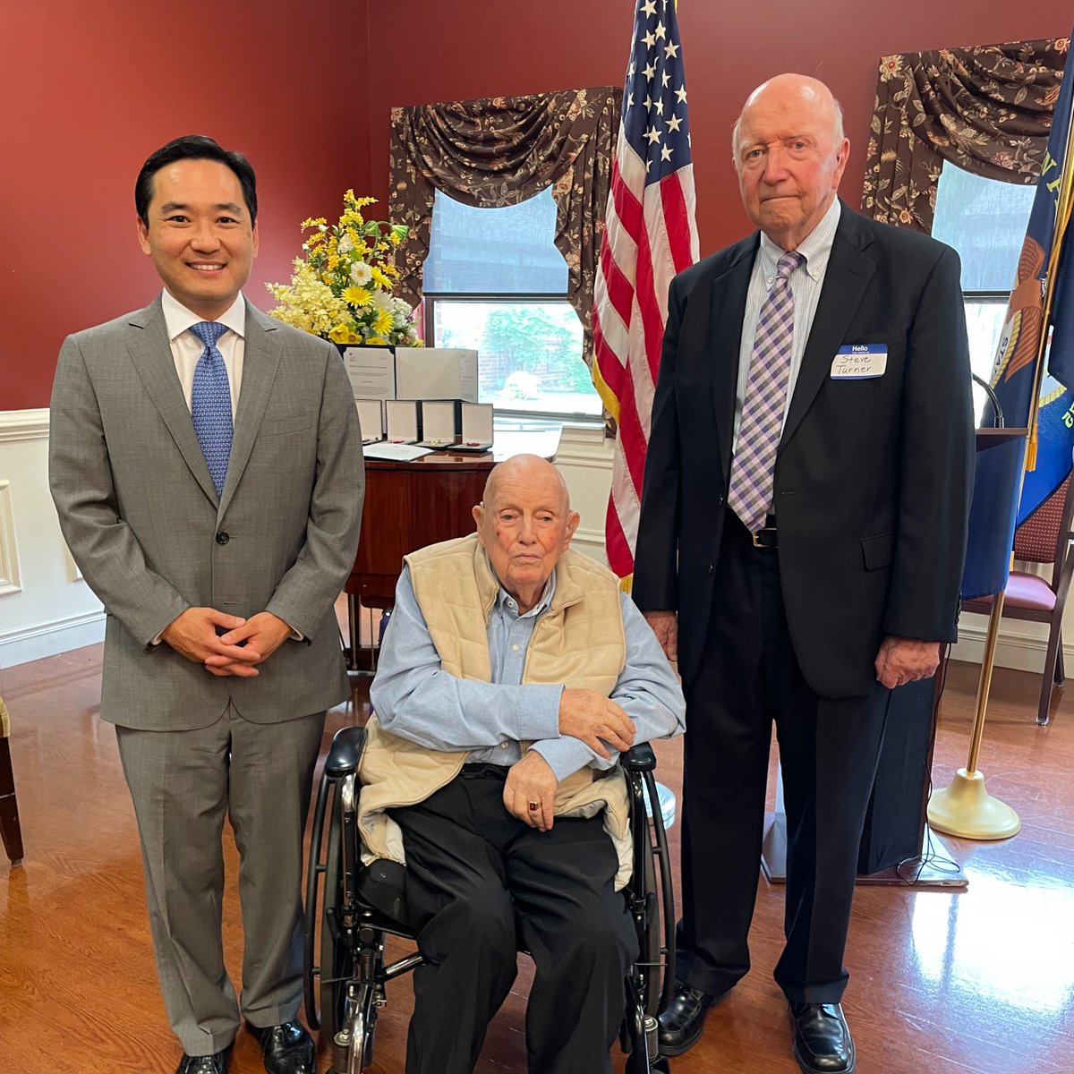 DOTMARAD's tweet image. ⚓️MARAD is proud to present WWII Merchant Mariner veteran Elmer Cocke with his 8 service medals.
His heroism during the sinking of the William J. Palmer in 1945 is a powerful testament to his selfless service and the enduring sacrifices of the U.S. Merchant Marine.⚓️
#MARAD…