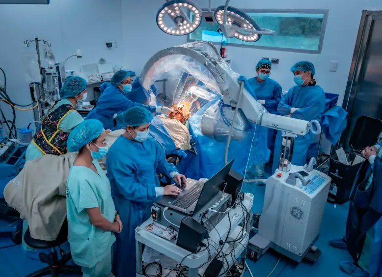 ¡Salud-depresión! 🇨🇴

El caso de Lorena Rodríguez marca un avance histórico en Colombia al ofrecer la primera intervención de Estimulación Cerebral Profunda para depresión resistente.

Aunque no supone una cura, representa una herramienta potente para restaurar la calidad de vida