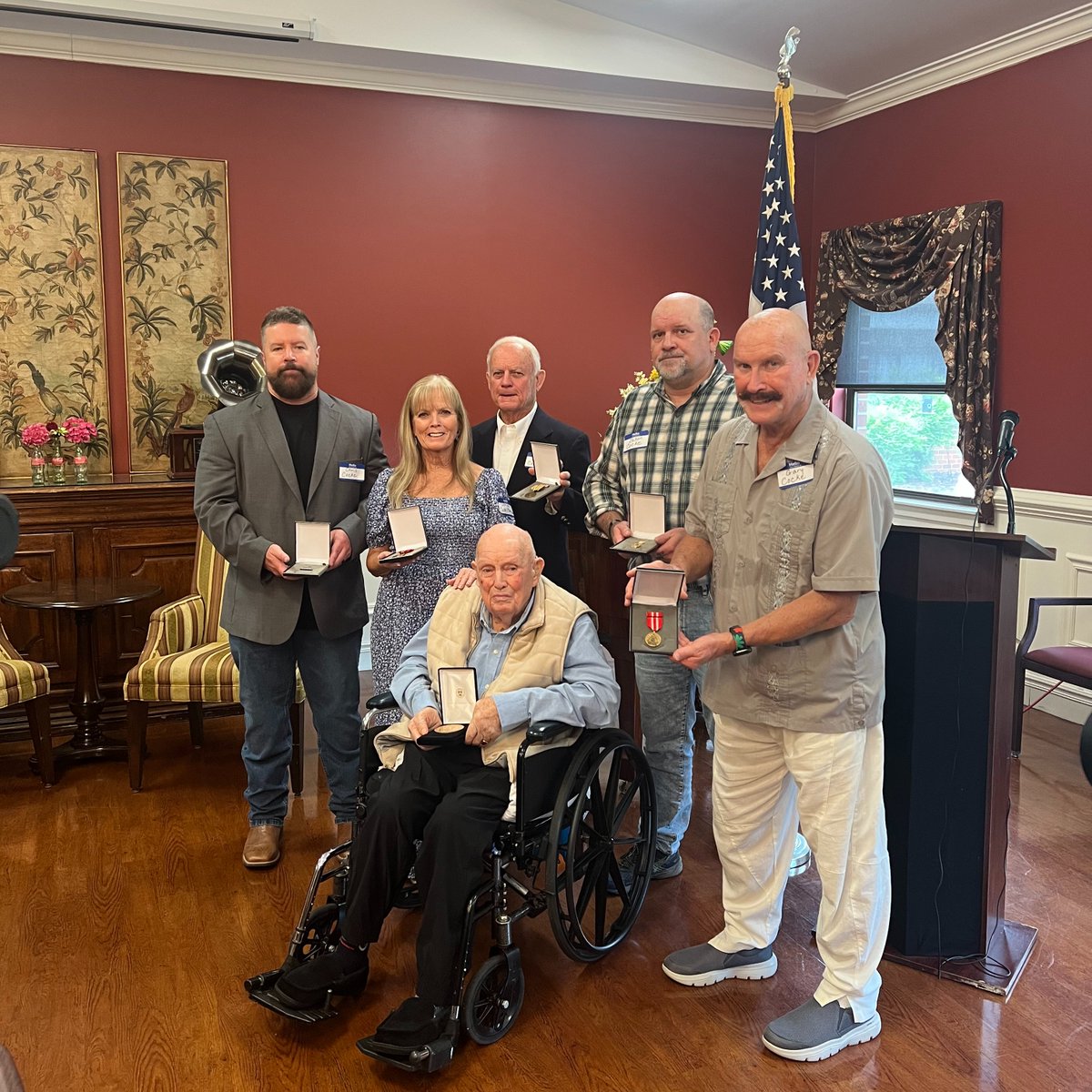 DOTMARAD's tweet image. ⚓️MARAD is proud to present WWII Merchant Mariner veteran Elmer Cocke with his 8 service medals.
His heroism during the sinking of the William J. Palmer in 1945 is a powerful testament to his selfless service and the enduring sacrifices of the U.S. Merchant Marine.⚓️
#MARAD…