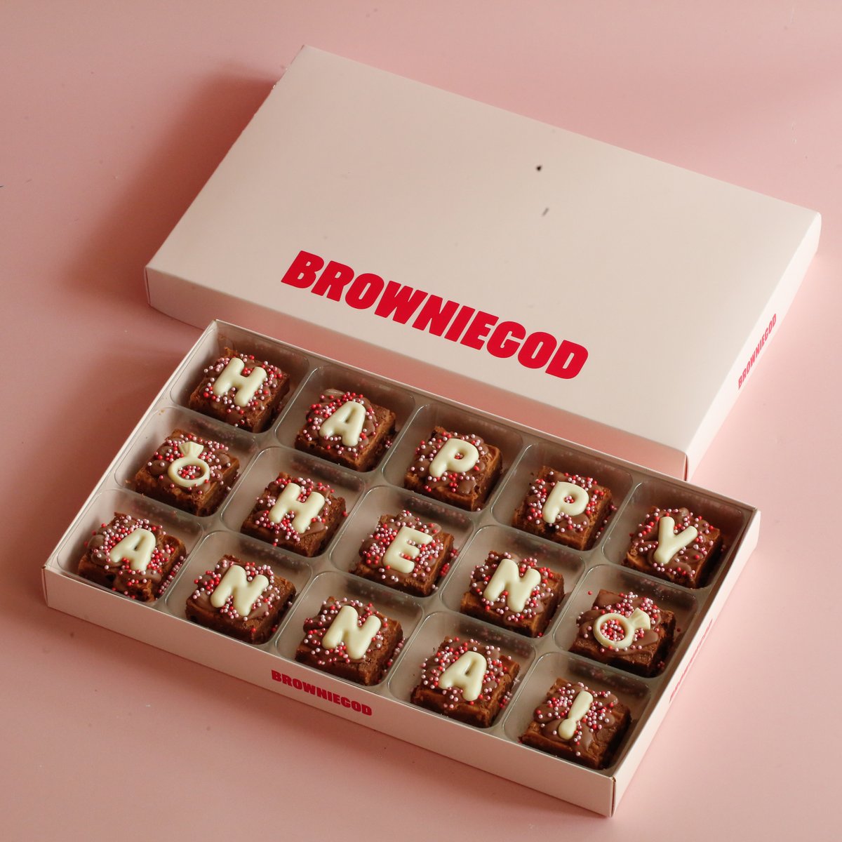 Bridesmaids duties: bring the vibes and the brownies ofc 🤭 Order yours: browniegod.com/products/love-… #gifts #bridal #hendo